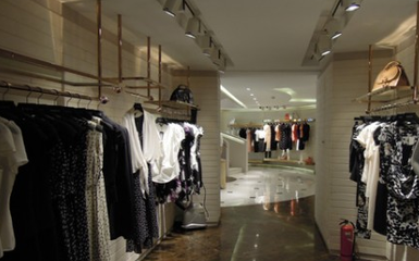 藍色傾情服飾加盟 鞋帽零售的機遇與挑戰